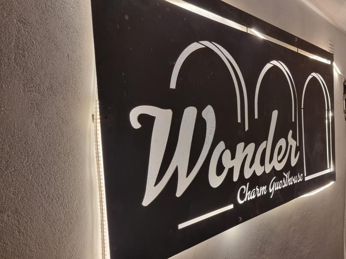 Wonder Charm Guesthouse อัลบูเฟรา ภายนอก รูปภาพ